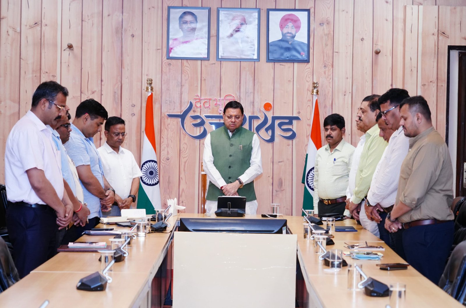 सीएम आवास में बैठक से पहले मुख्यमंत्री और अधिकारियों ने दी पहलगाम में मरे गए पर्यटकों को श्रद्धांजलि