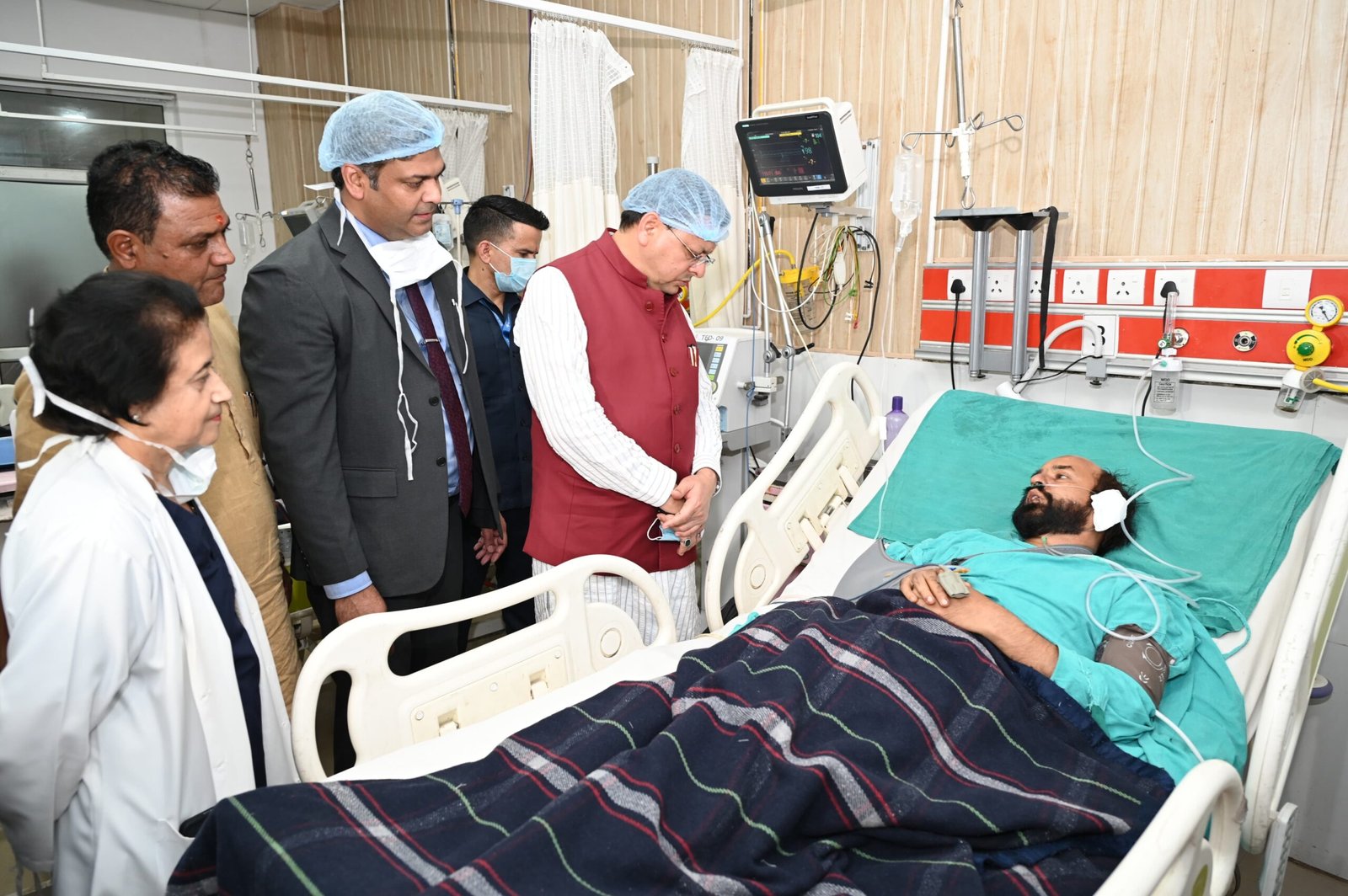 रुद्रप्रयाग बस हादसे में घायलों का हाल-चाल जानने एम्स ऋषिकेश पहुंचे मुख्यमंत्री